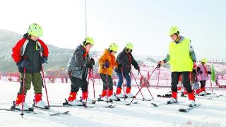 村里建起滑雪场