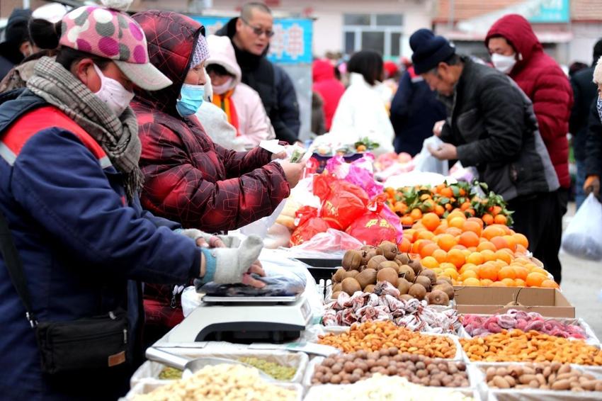 内蒙古赤峰市松山区：腰包鼓鼓追“年味”  农民喜赶“穷汉子集”