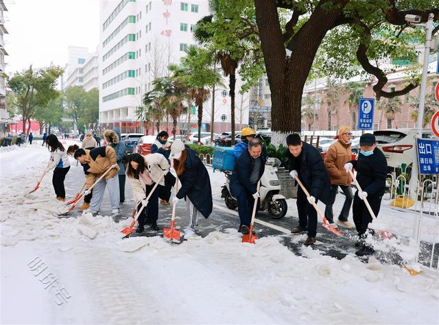 组建铲雪应急队迎战“冰冻大考”