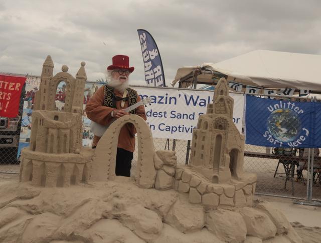 记者探访美国沙雕艺术节：创意和惊喜不断