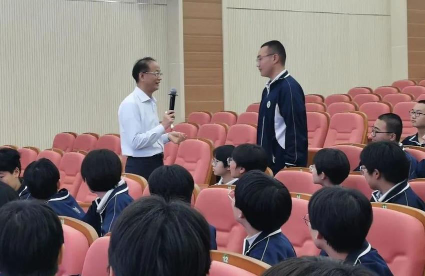 清华大学胡洪营教授到济南市历城二中作报告