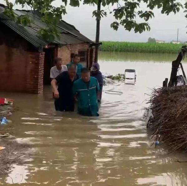 南阳卧龙医院：“急诊人”“踏浪救援”暴雨中给予温暖