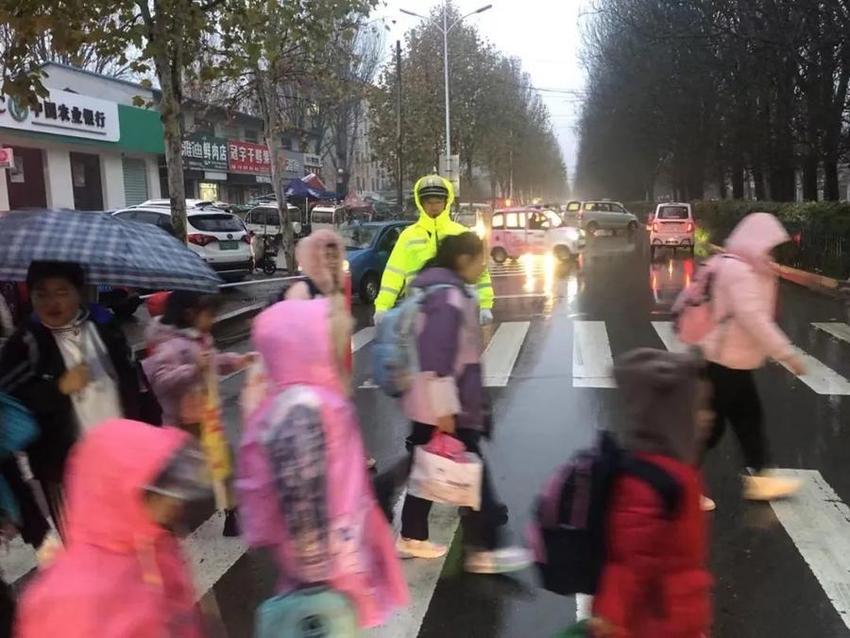 雨中守护，潍坊交警坚守岗位护航市民出行