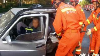 潍有正能量丨车辆撞向护栏导致一人被困，潍坊消防开展紧急救援