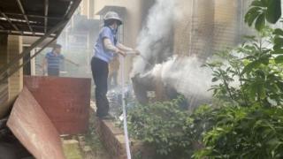 绵阳安州：巡查途中遇火情 城管变身“消防员”