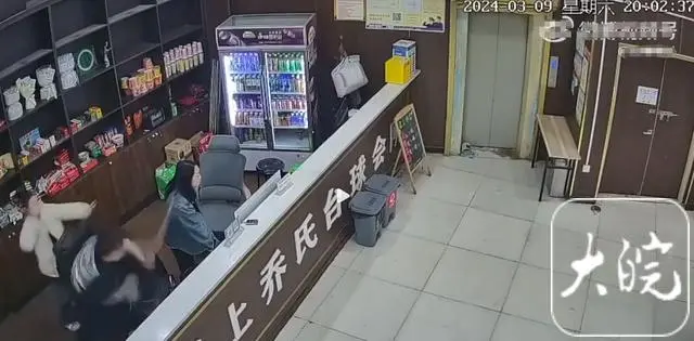 河南商丘一台球会所内，男子持球杆殴打2名女店员，警方回应：嫌疑人已抓获