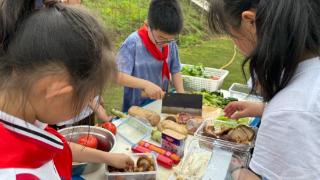 学校组织春游野炊 孩子们带上锅碗瓢盆亮“绝活”