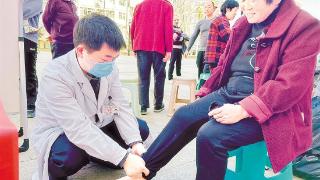汉阴县人民医院开展“家庭医生签约服务”主题党日义诊活动