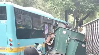 南昌一公交车驾驶员突发心脏不适失去意识，造成车祸致3死7伤