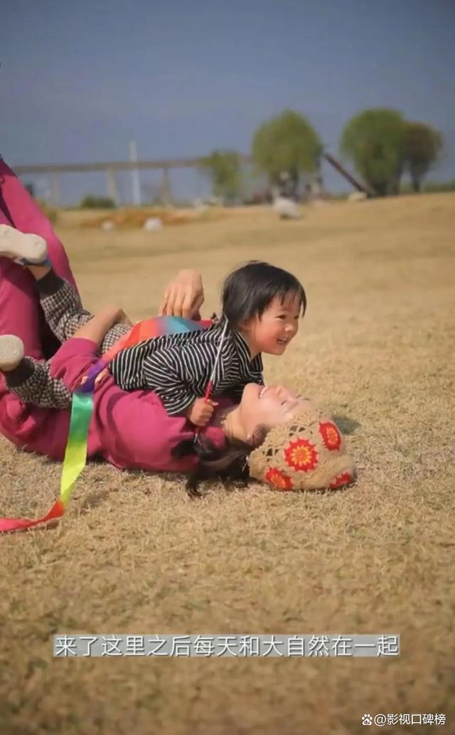 江一燕遛娃，女儿正面照曝光，颜值随爸爸