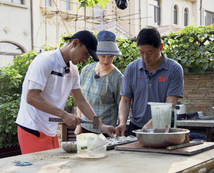 张继科现身宁波俱乐部，傲劲不再，黑眼圈浓重