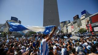 派对开始了，阿根廷方尖碑下挤满了庆祝的球迷