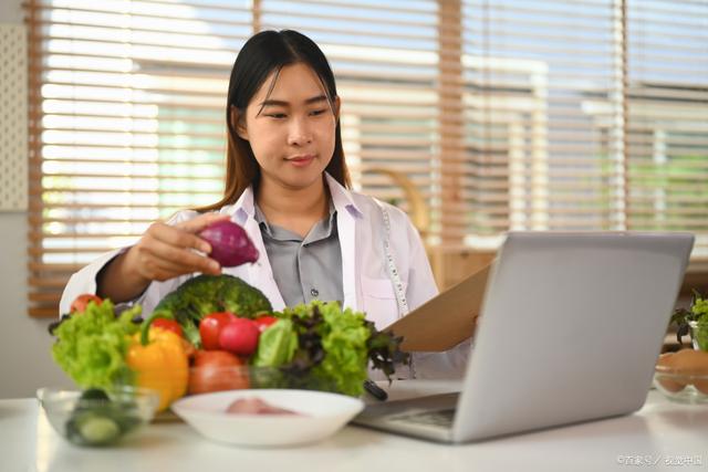 长期午后禁食还可能导致头发干枯、脱落，使人显得苍老