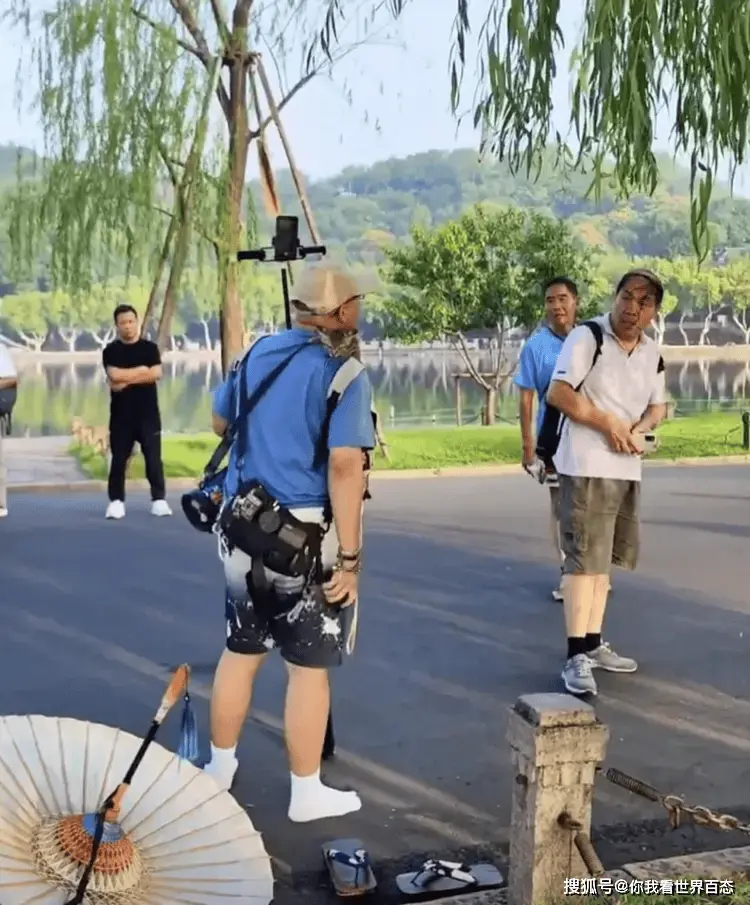 西湖一主播穿日式木屐撑日式花纸伞直播，被众人围堵指责