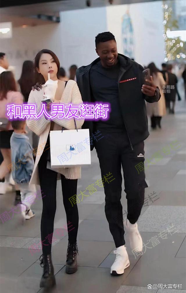 女子和非洲男友逛街，路人说她没眼光，女子：你们真的不知道深浅