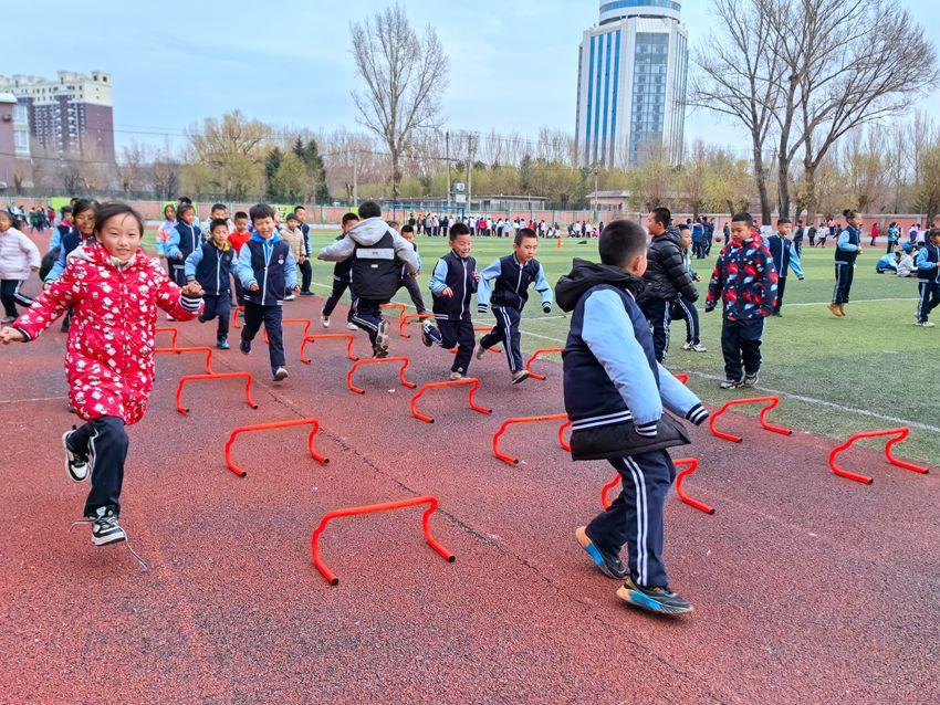 丰富多彩的课间“一刻钟”成为学生们的“加油站”