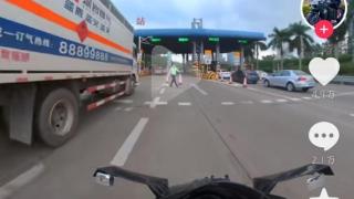 网红骑摩托车上高速被拦路筒撞自己，工作人员拿出“交通安全法”