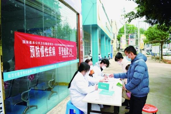 鲁屯开展慢性病防治公众健康咨询活动