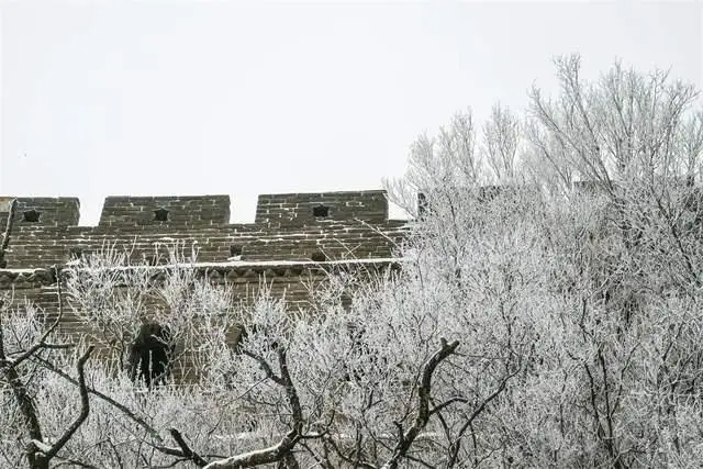 八达岭长城发布初雪绝美照片