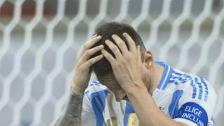 火爆！美洲杯推迟！球迷安保互殴，阿根廷小球迷被打哭，梅西苦等
