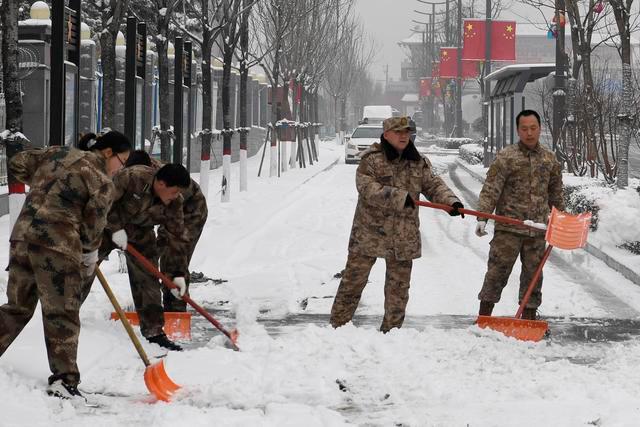 山西省清徐县：民兵铲雪保畅通，为民服务暖人心