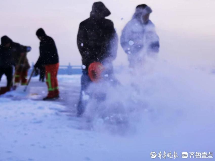 为了方便市民进山赏雪景，崂山景区连夜扫雪除冰，清扫道路