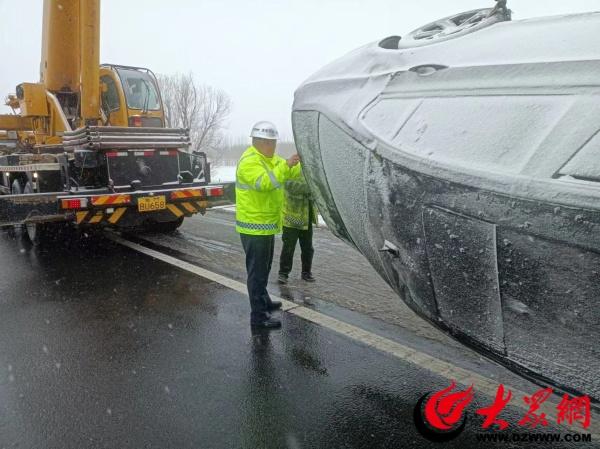 冬季里忙碌的身影|高速公路清障员：不惧风雪保畅通 及时清障为人民