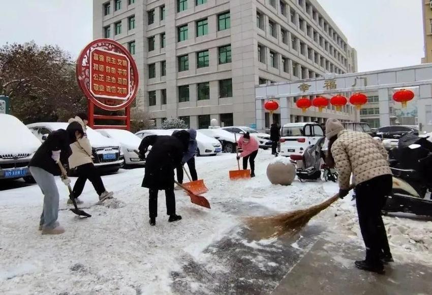 大雪纷飞驱春意，清雪保畅有“暖医”