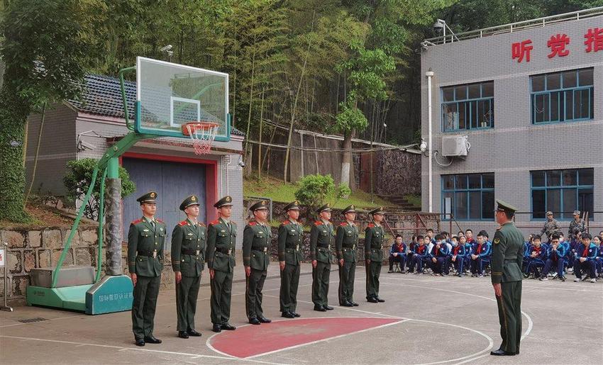 一堂生动的国防教育课！沪上200余名师生进军营 零距离体验军营生活