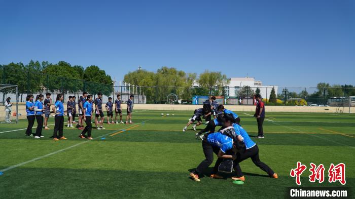 内蒙古县城青少年橄榄球队夏季户外训练忙