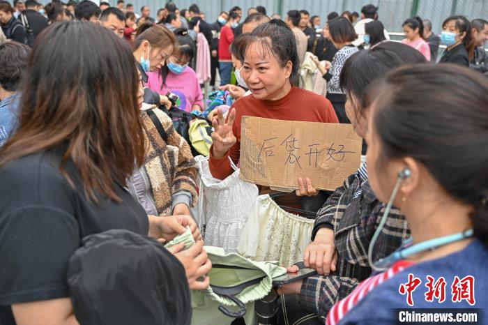 广州海珠“制衣村”招工应聘忙