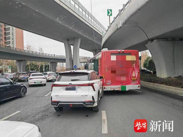 转盘内强行变道超车，小轿车跟前车太紧追尾了，看看吧