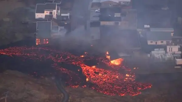 冰岛火山喷发，岩浆流入小镇