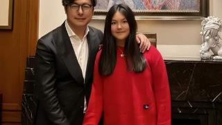 王诗龄获得设计奖学金，李湘晒出通知书恭喜女儿，英国留学有实力