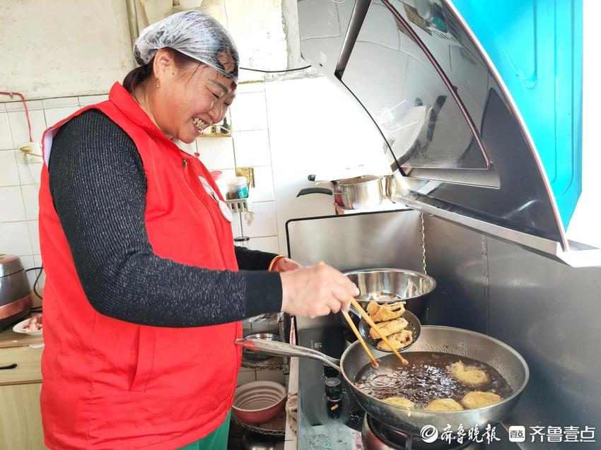 新春走基层·蹲点｜小小藕合里，夹着年味，也夹着志愿者的爱