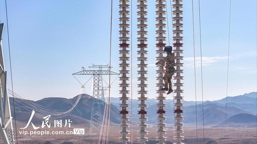 甘肃张掖：高空架设“疆电入渝”能源大动脉