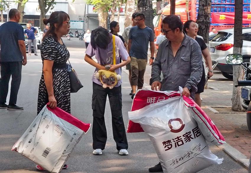 山东师大不少新生提前报到，陪同家长们满面笑容