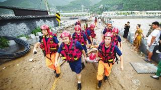 在汛情和险情中托举起群众安康