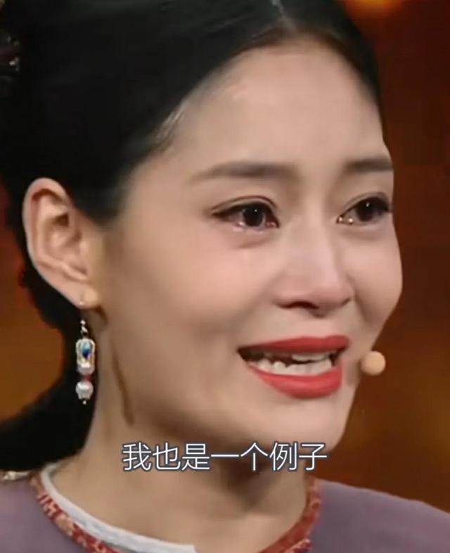 女演员，为养娃，沿街摆摊卖包子，不顾形象大声叫卖