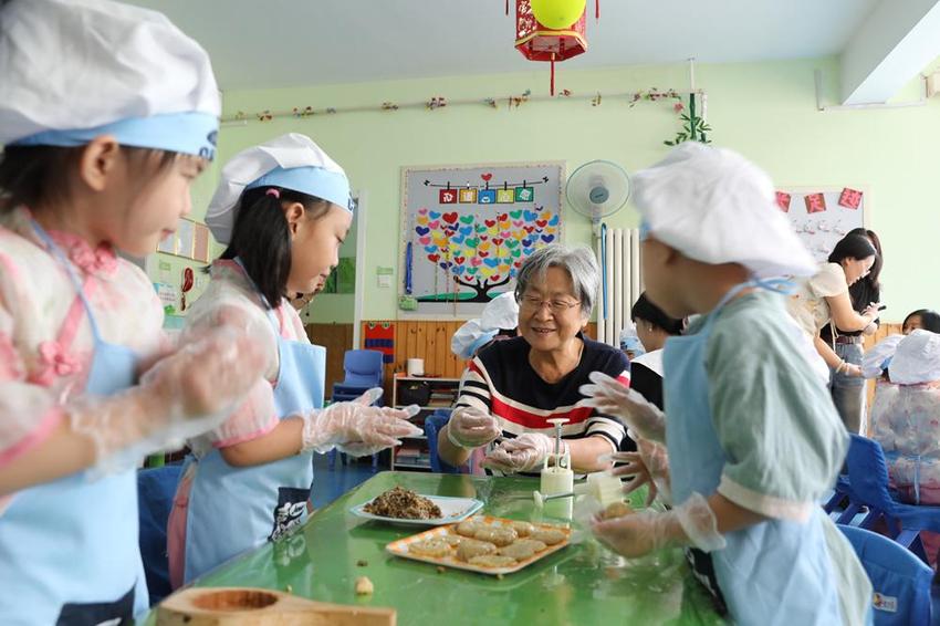 河北沧县：童心邀明月 月饼迎中秋