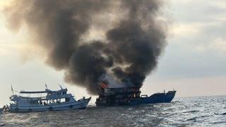 泰国一艘载有超100人的游船发生火灾 船上人员均已安全上岸