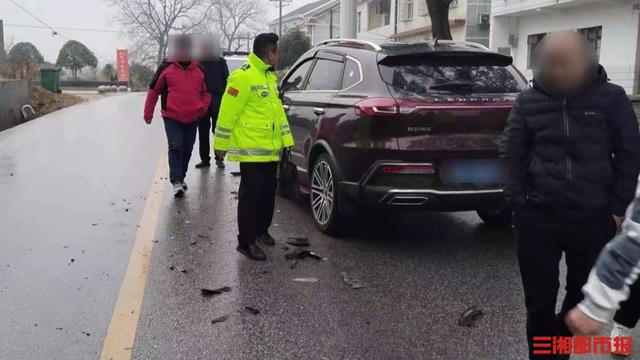 小车借用对向车道超车，两车相撞碎片四溅