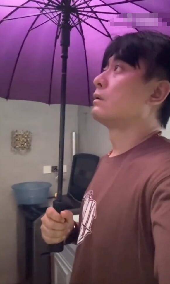 陈赫家遇上海暴雨漏水 陈龙在家打伞画面搞笑