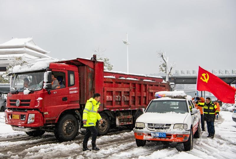 湖南怀化高速路段迎特大暴雪 当地全员出动除雪保畅通