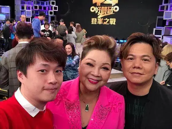 TVB中年男歌手靠医美去掉眼袋减龄10岁，被误以为是知名歌手儿子