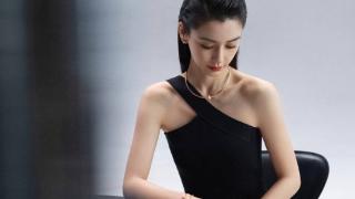 杨颖为蒂芙尼代言新造型，黑色斜肩背心连体裤，个性时髦又优雅