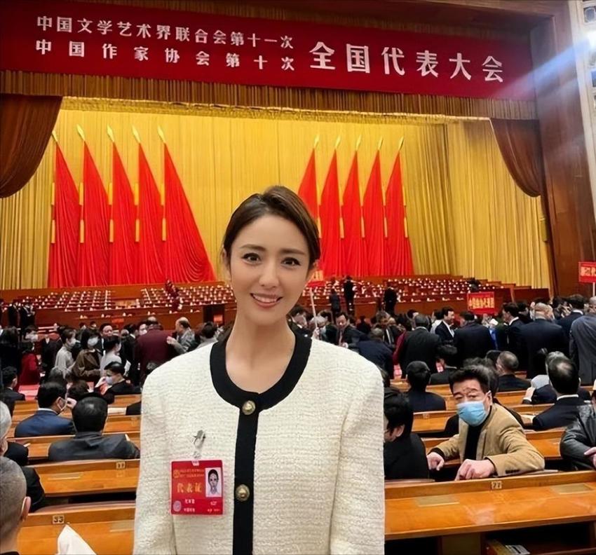 佟丽娅气质愈发凸显，四个字形容就是又美又飒