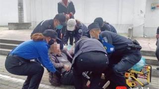 暖心！南京一老人摔倒血流不止，泰山街道执法队员伸援手