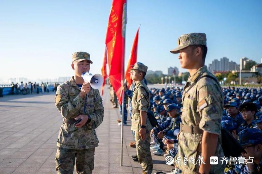 迎接朝阳，青春正燃！烟台大学举行新生军训拉练活动