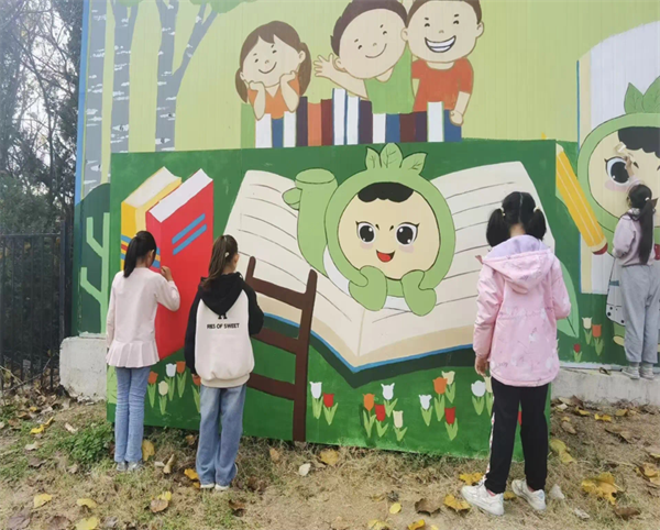 莱山区实验小学师生共绘多彩墙绘 点亮校园新风景